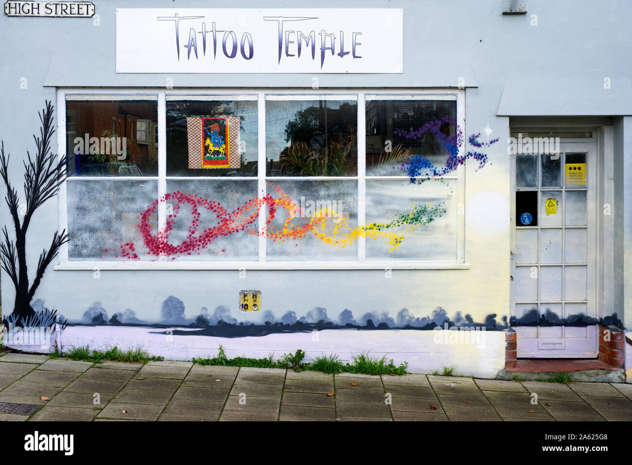 Ein Tattoo Shop, Tattoo Tempel auf der Hohen Straße in Glastonbury, Somerset, Großbritannien Stockfoto