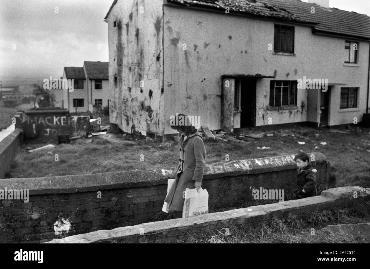 Die Unruhen der 80er Jahre Nordirland Derry Londonderry die Katholische Creggan Immobilien. Sektiererische Gewalt, ausgebrannt Benzin zerbombten Haus in Rinmore Drive 1983. 80 s UK HOMER SYKES Stockfoto