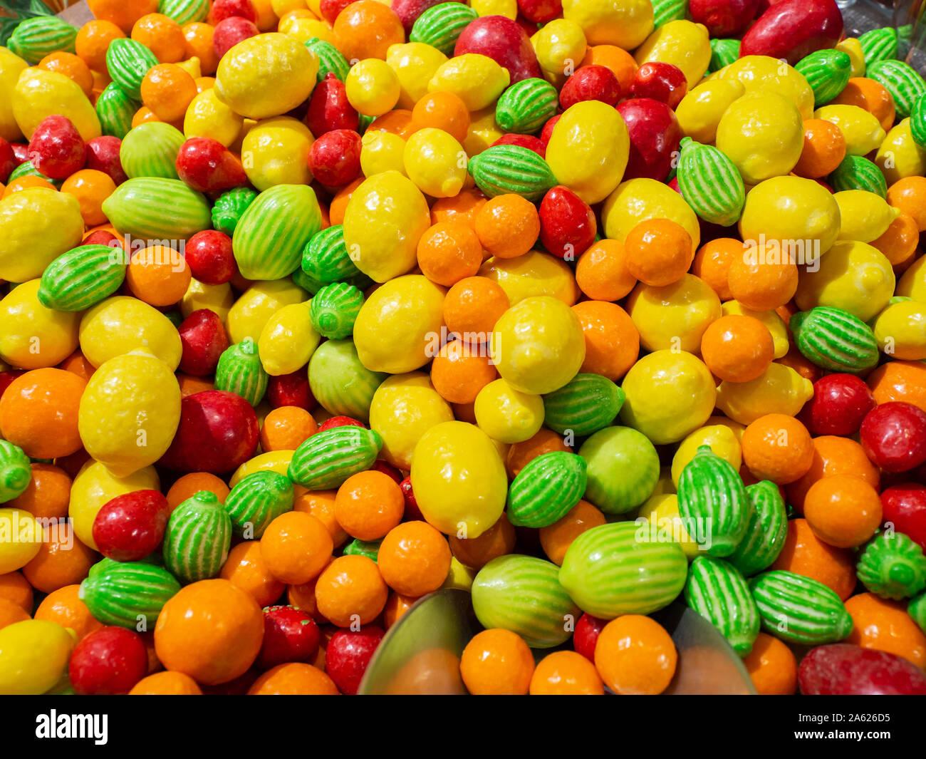Nahaufnahme von Schalen mit einer großen Auswahl an verschiedenen Farben Bonbons gefüllt Stockfoto