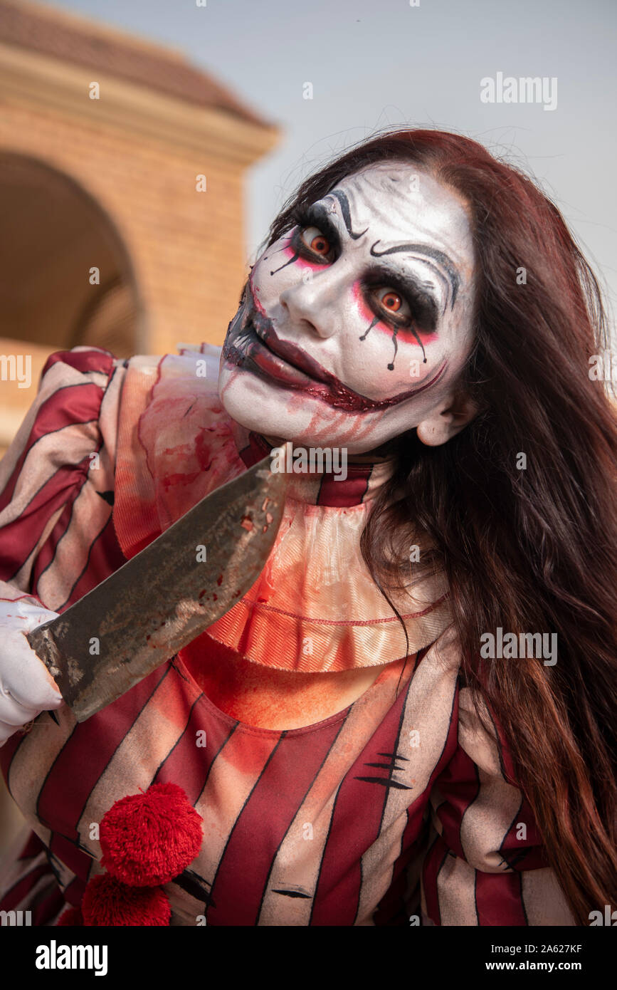 Ein Porträt von einem wütenden Crazy clown Mädchen im Haus gejagt. Halloween Konzept Thema Stockfoto