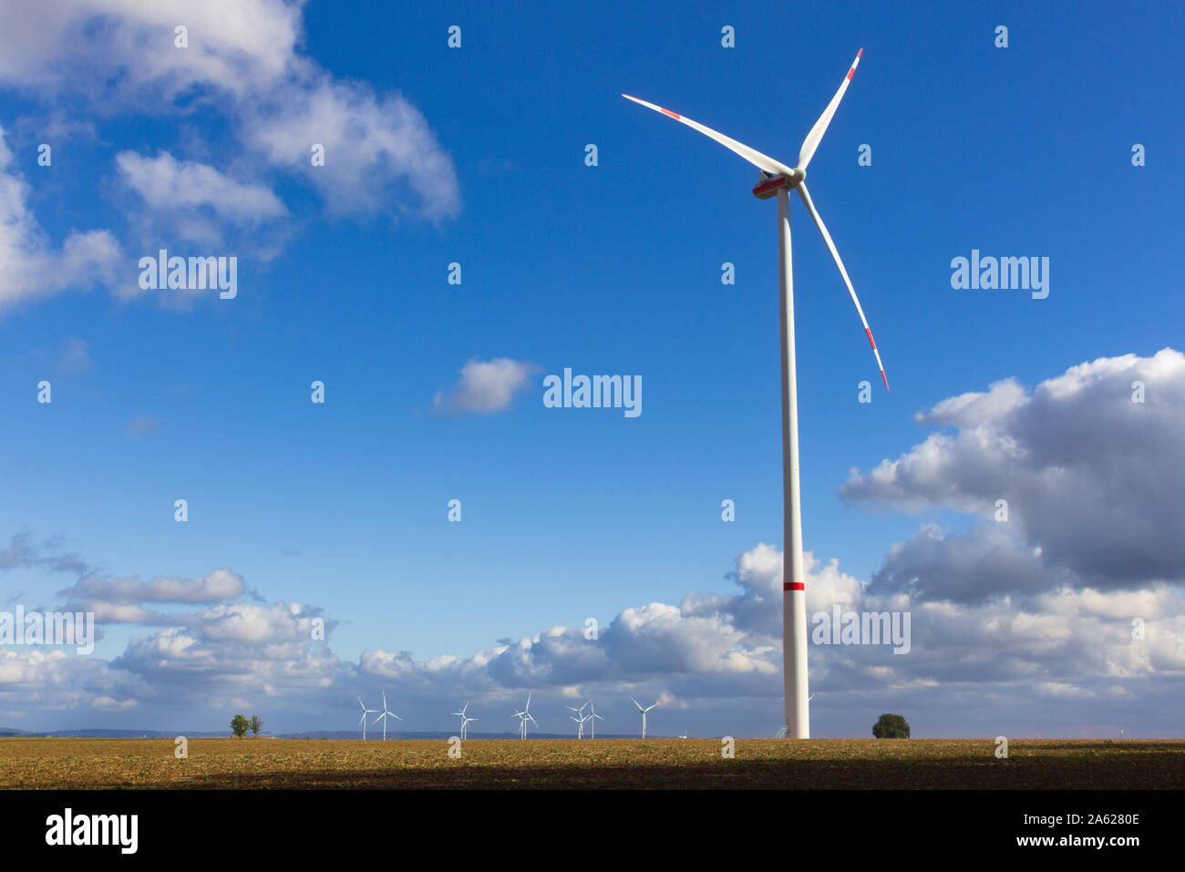 Einzelne Windenergieanlage im Vordergrund und im Hintergrund Stockfoto