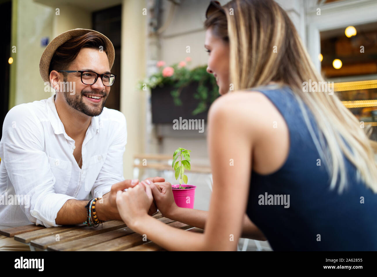 Junges Paar sprechen auf ein Datum. Paar Spaß an ein Restaurant. Stockfoto
