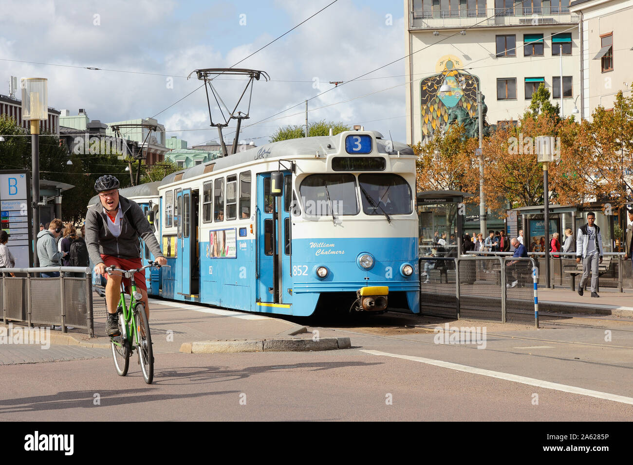 Göteborg, Schweden - 2 September, 2019: Männliche Radfahrer und Straßenbahn der Klasse M 29 an der Haltestelle Kungsportsplatsen. Stockfoto