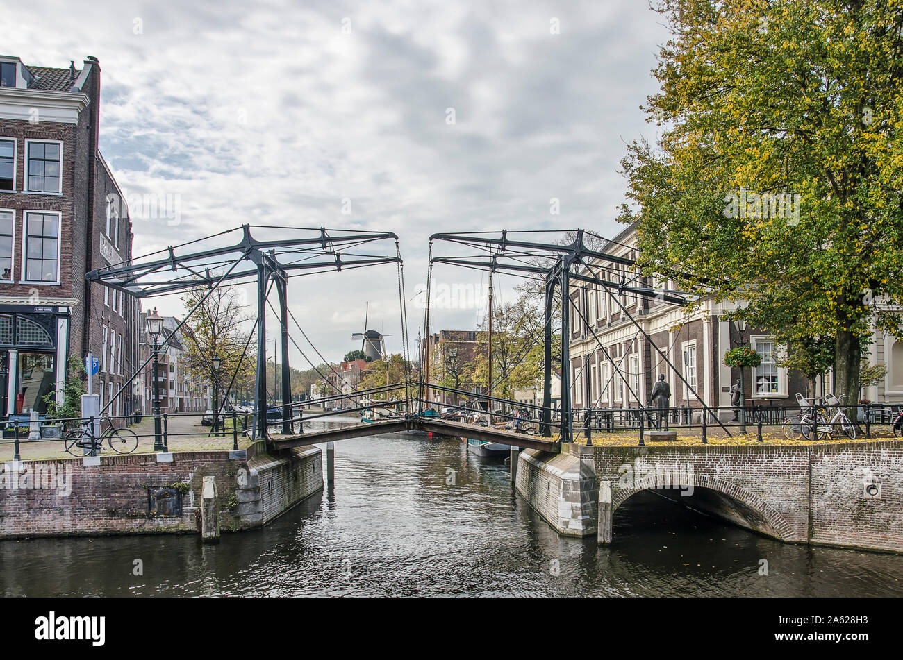 Schiedam, Niederlande, 23. Oktober 2019: classic steel Fußgängerbrücke über die kurzen Hafen, wo es die große Hafen, auf einer schönen erfüllt. Stockfoto