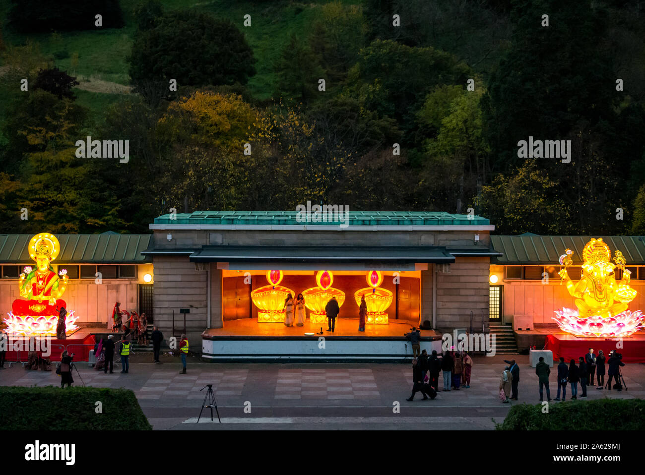 Ross Musikpavillon, Princes Street, Edinburgh, Schottland, Großbritannien, 23. Oktober 2019. Diwali Festival der Lichter: Schalten von Beleuchtungen für Edinburgh Diwali, einem indischen Winter Festival. Bunte Ganesh und Shiva Laternen, mit Diya oder Öl lampe Laternen beleuchtet auf der Ross Musikpavillon Stockfoto