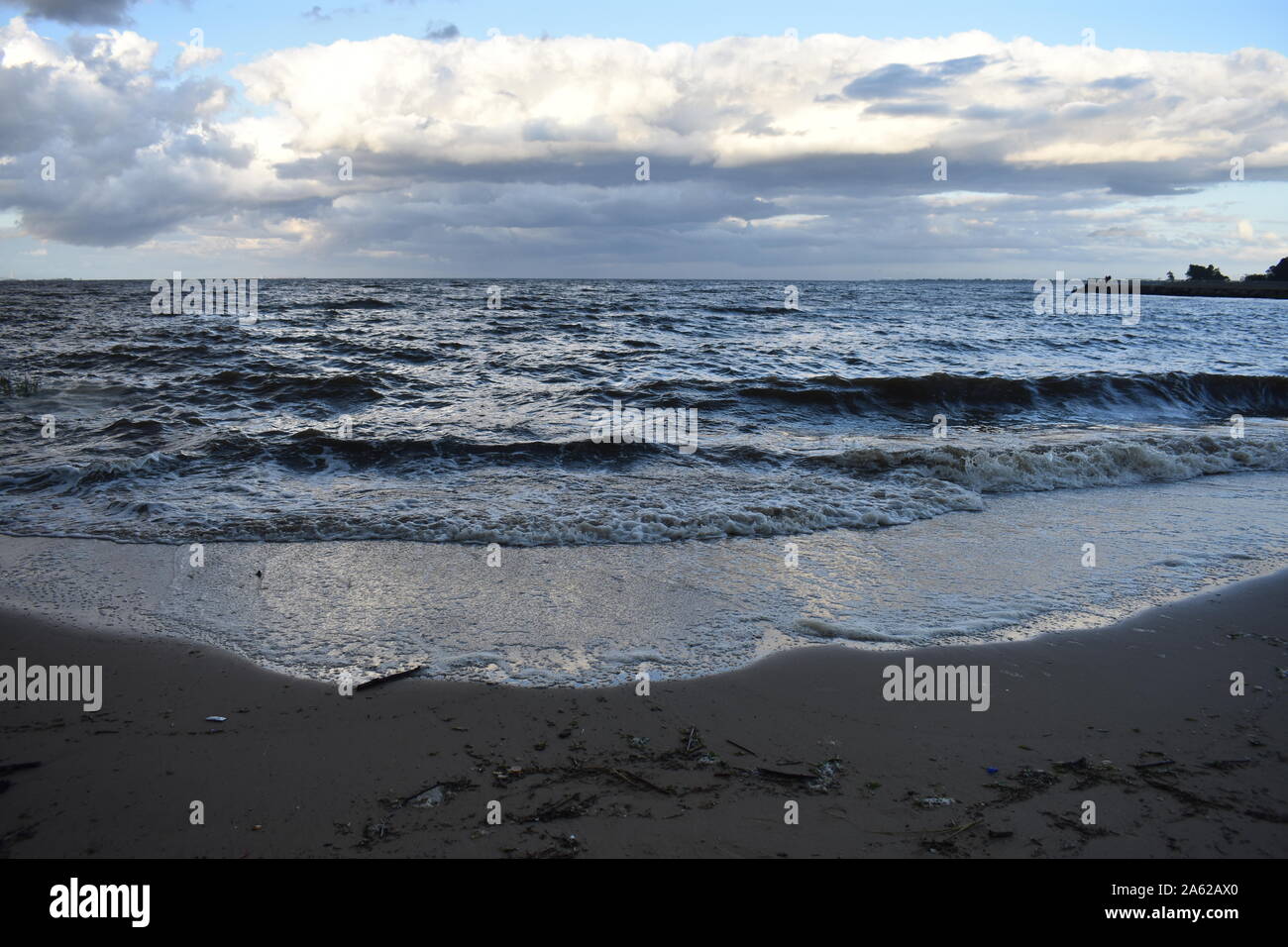 Dramatische Himmel mit bedrohlichen Wolken und Wellen in Ufer am Laurence Harbor, New Jersey, im Spätsommer. -02 Stockfoto
