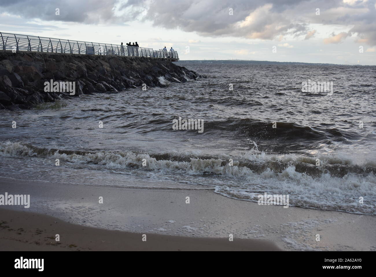 Dramatische Himmel mit bedrohlichen Wolken und Wellen in Ufer am Laurence Harbor, New Jersey, im Spätsommer. -04 Stockfoto