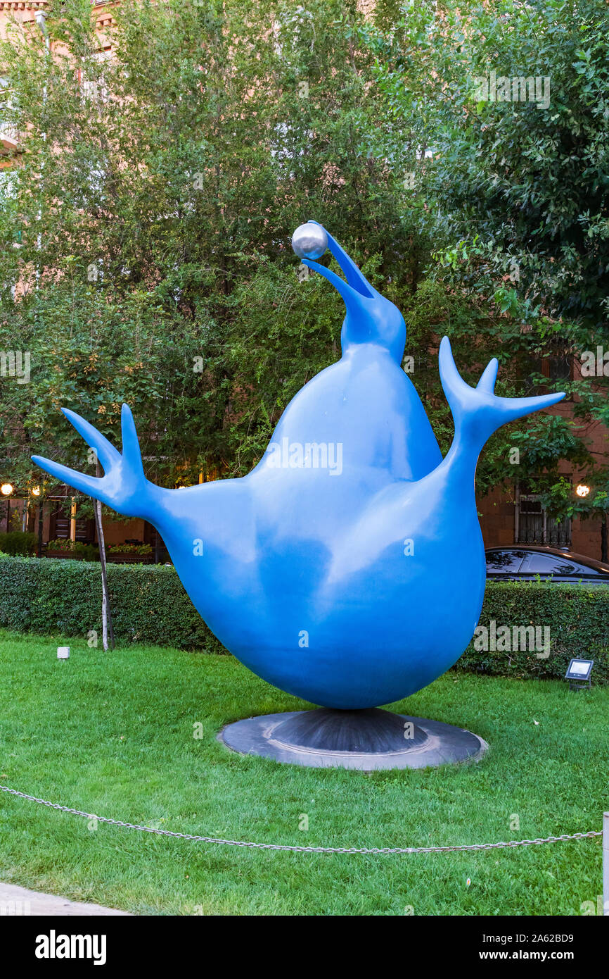 Eriwan, Armenien. August 17, 2018. Cafesjian Zentrum für Kunst Skulptur Garten. 'Kiwi' von Peter Woytuk, 2011. Stockfoto