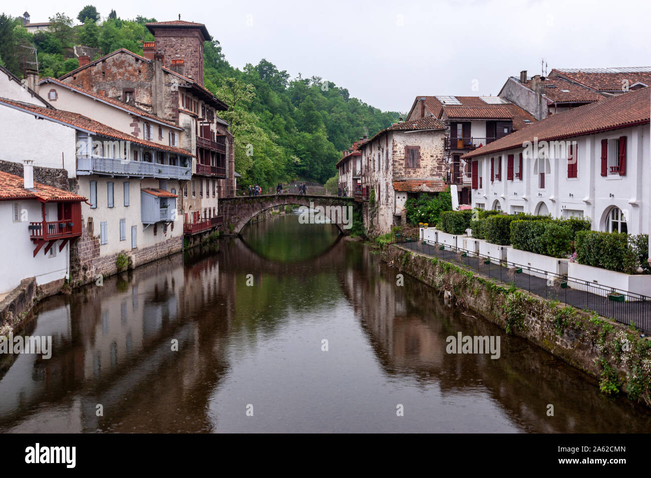 Ansicht der Brücke über den Fluss Nive in Saint-Jean-Pied-de-Port, Pyrénées-Atlantiques, Frankreich Stockfoto