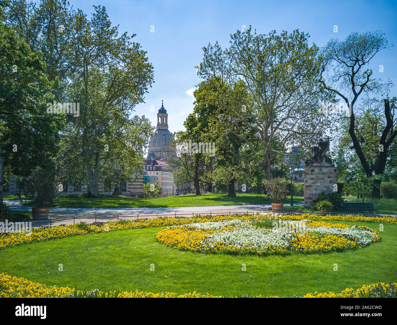 Touristische Blick von der Brühlschen Terrasse von der Frauenkirche in der historischen Altstadt von Dresden, Sachsen, Deutschland. Stockfoto