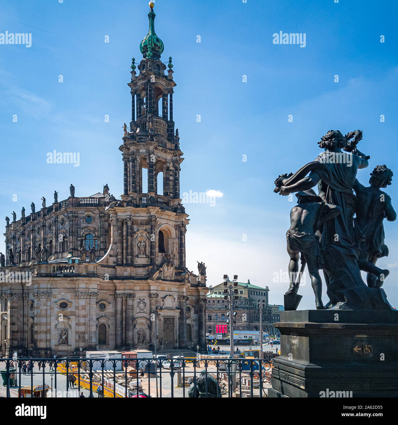 Die Bauarbeiten werden auf dem Schlossplatz vor dem Gericht kirche kathedrale Alias alias Hofkirche in Dresden, Sachsen, Deutschland im Gange. Stockfoto