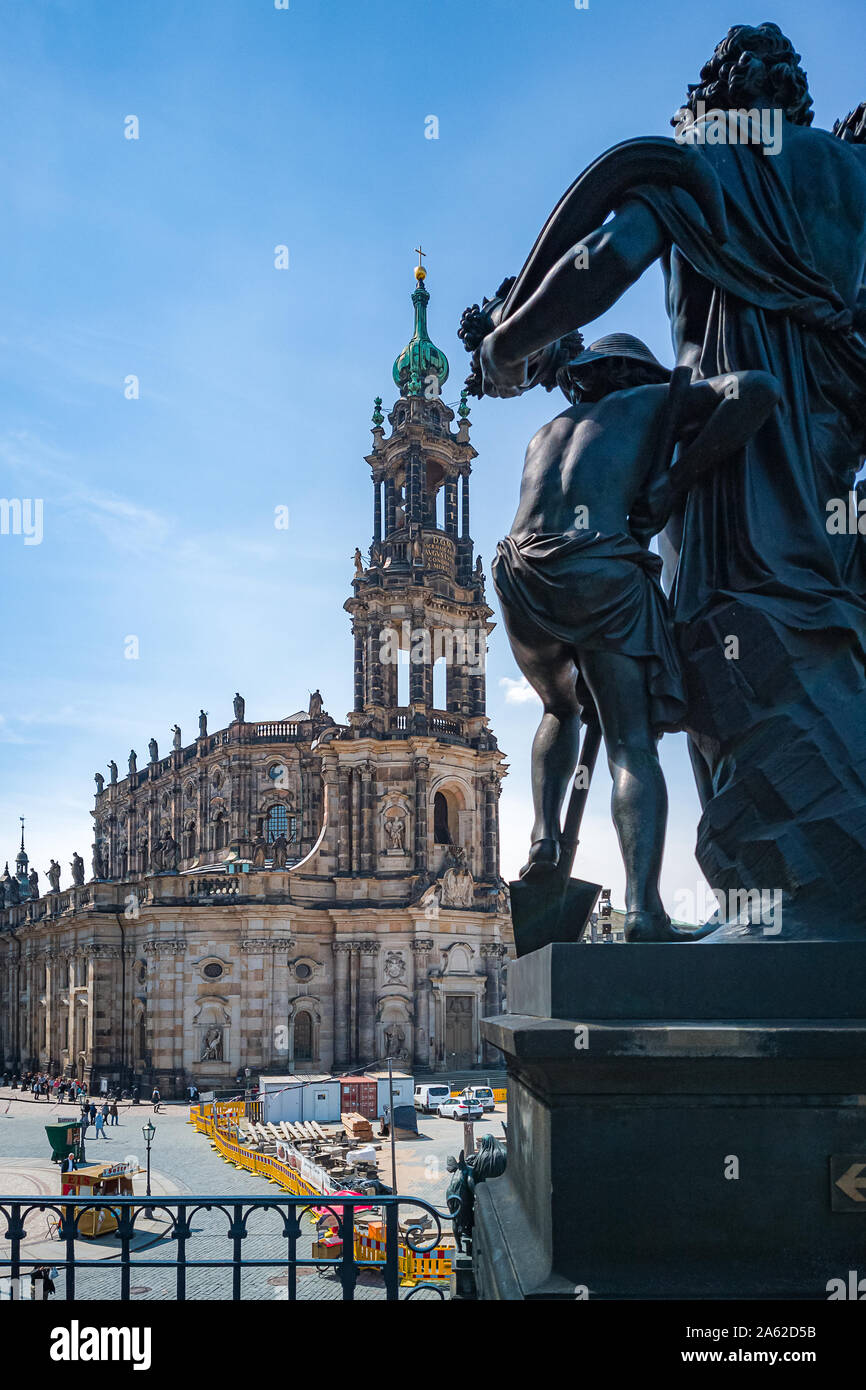 Die Bauarbeiten werden auf dem Schlossplatz vor dem Gericht kirche kathedrale Alias alias Hofkirche in Dresden, Sachsen, Deutschland im Gange. Stockfoto