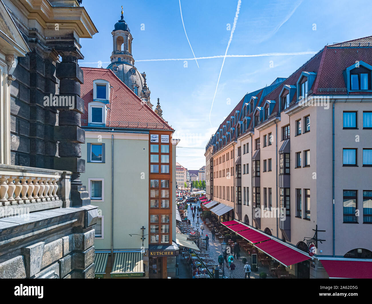 Touristische Blick hinunter Munzgasse Lane an der Frauenkirche in der historischen Altstadt von Dresden, Sachsen, Deutschland. Stockfoto