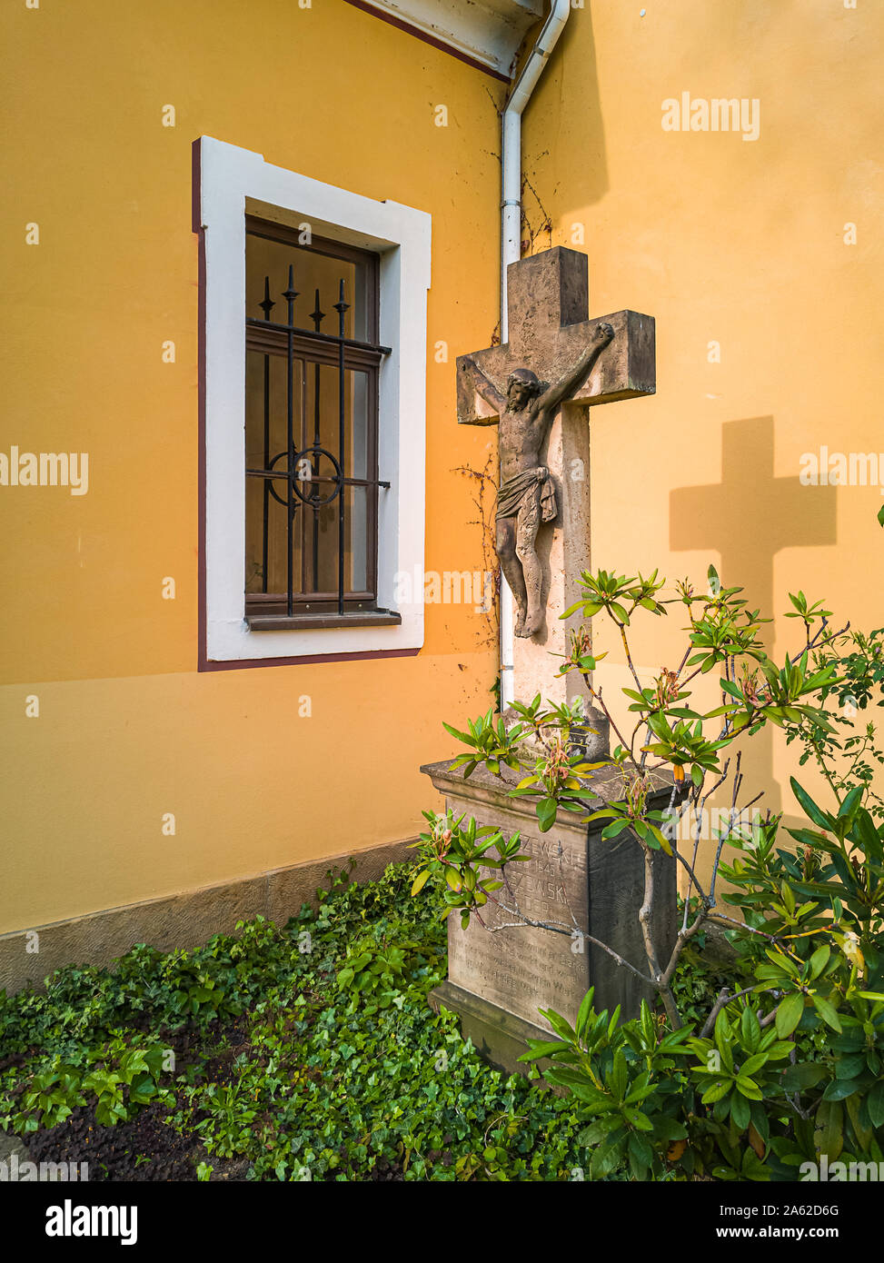Stein Kruzifix und Skulptur im Kirchhof der Kirche Maria am Wasser (Maria von der Gewässer) in Hosterwitz, Dresden, Sachsen, Deutschland. Stockfoto