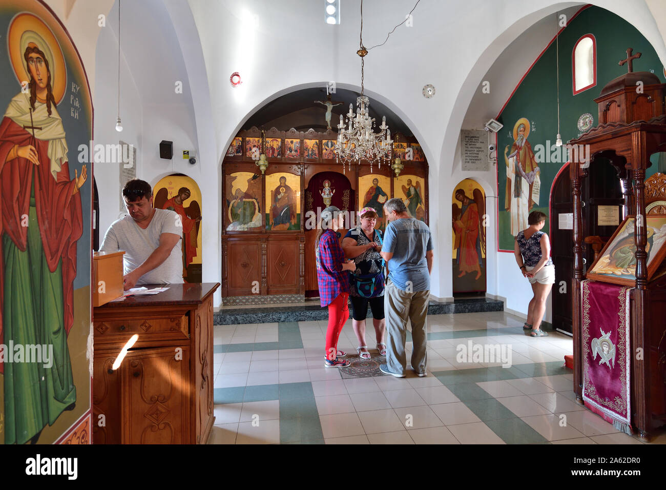 Protaras, Zypern - 6. Okt. 2019. Die Menschen in der Kirche St. Nikolaus Stockfoto