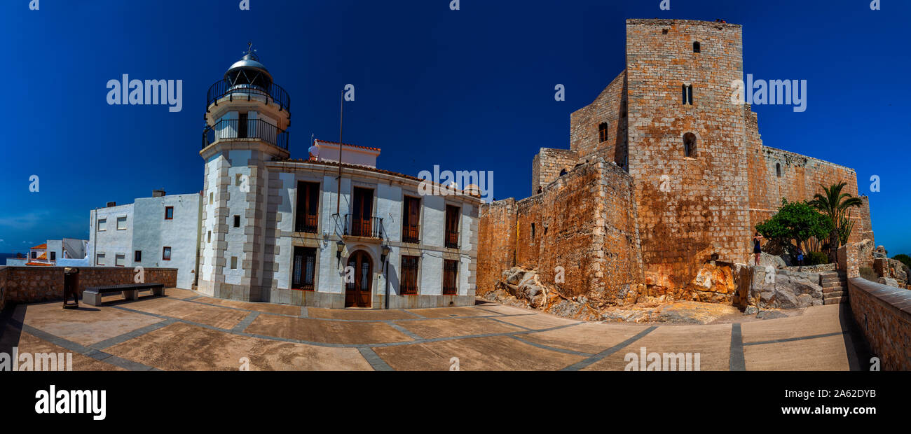 Panorama-Blick auf Peñiscola, eines der schönsten Dörfer des spanischen mittelmeers. COMUNITANT Valenciana, Spanien. Stockfoto
