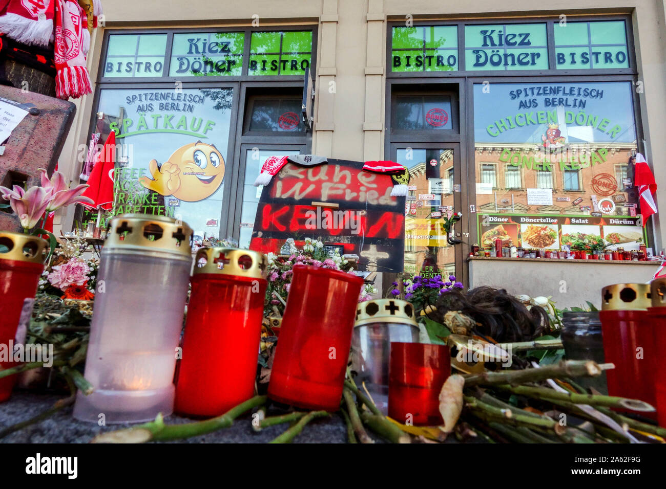 Halle (Saale) Deutschland Angriff Fast food Ort, wo man der Opfer getötet wurde, Kevin S, Blumen Kerzen Speicher Stockfoto
