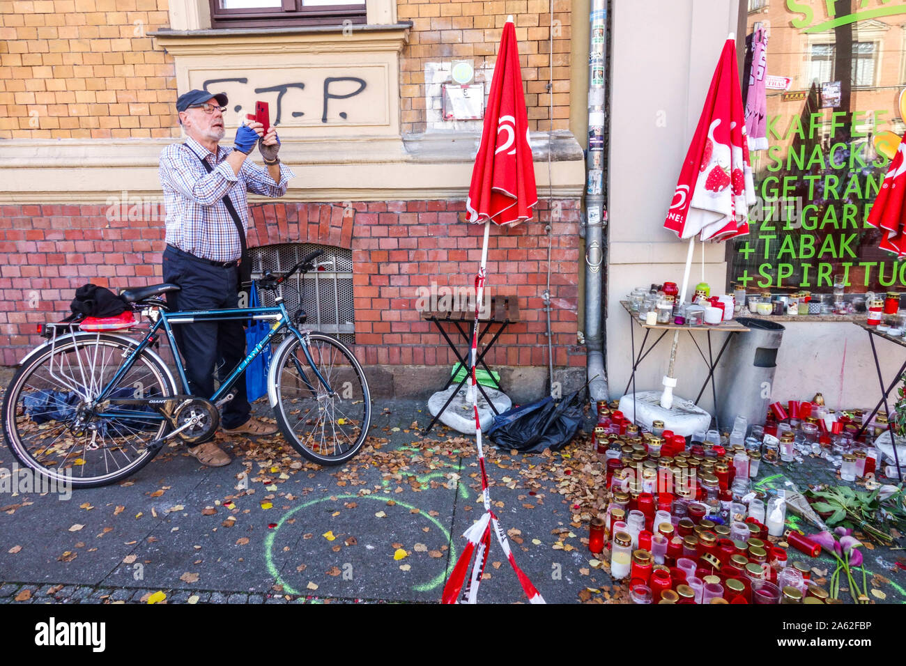 Halle (Saale) Deutschland Angriff Fast food Ort, wo man der Opfer getötet wurde, Kevin S, Blumen Kerzen Speicher platz Mann die Bilder Stockfoto