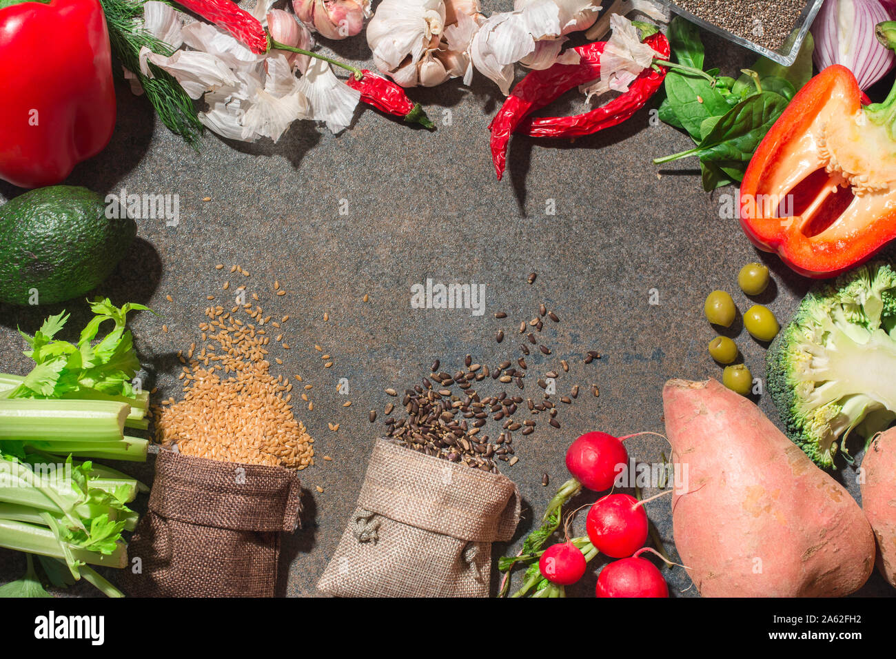 Farbenfroh und frisches Gemüse in einem Kreis angeordnet. Scatter Samen aus dem Beutel. Bild von nährstoffreichen Lebensmittel. Zutaten Zubereitung von gesunden Mea Stockfoto