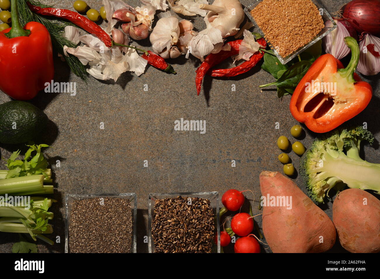 Farbenfroh und frisches Gemüse in einem Kreis angeordnet. Bild von nährstoffreichen Lebensmittel. Bestandteil der Vorbereitung der gesunde Mahlzeit. Lifestyle geeignet. Stockfoto