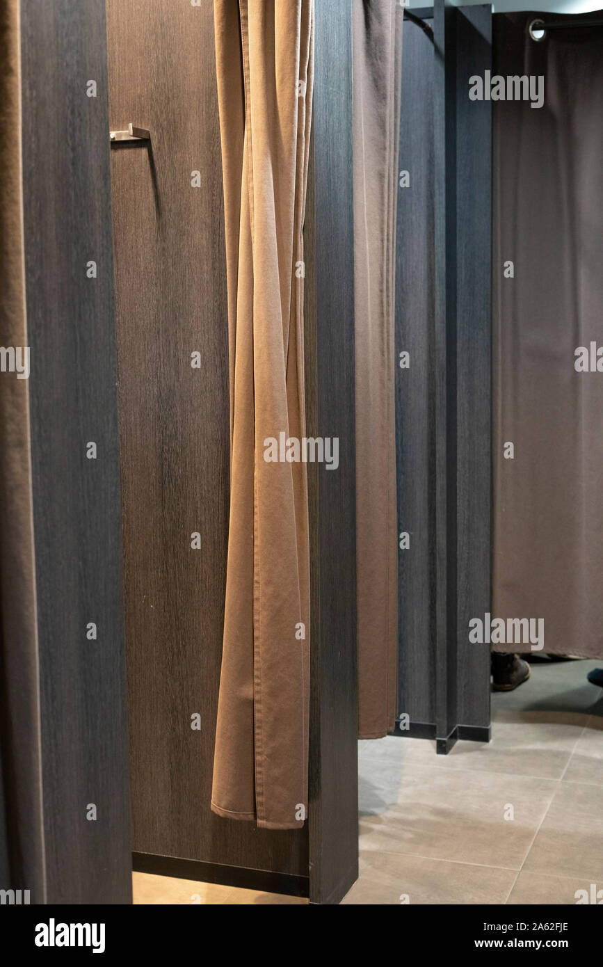 Fashion Boutique Innenraum, Montage Zimmer. Der Kunde änderungen Kleidung im Ankleidezimmer Stockfoto