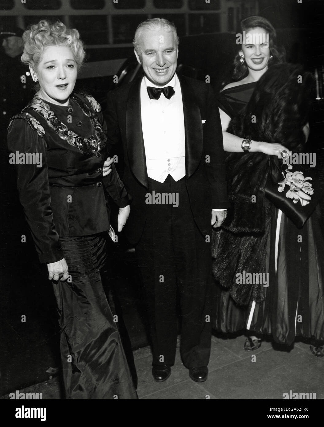 Mary Pickford, Charles Chaplin, Oona O'Neil, bei der Premiere von Monsieur Verdoux (1947) United Artists File Reference # 33848-902THA Stockfoto