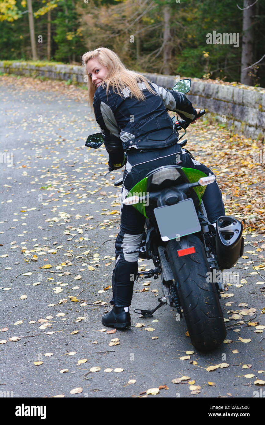 Jawor, Polen - Juni 2018: die Blonde Mädchen sitzt auf einer Sport Motorrad.  Frau, attraktive Motorradfahrer in Motorrad Outfit gekleidet  Stockfotografie - Alamy