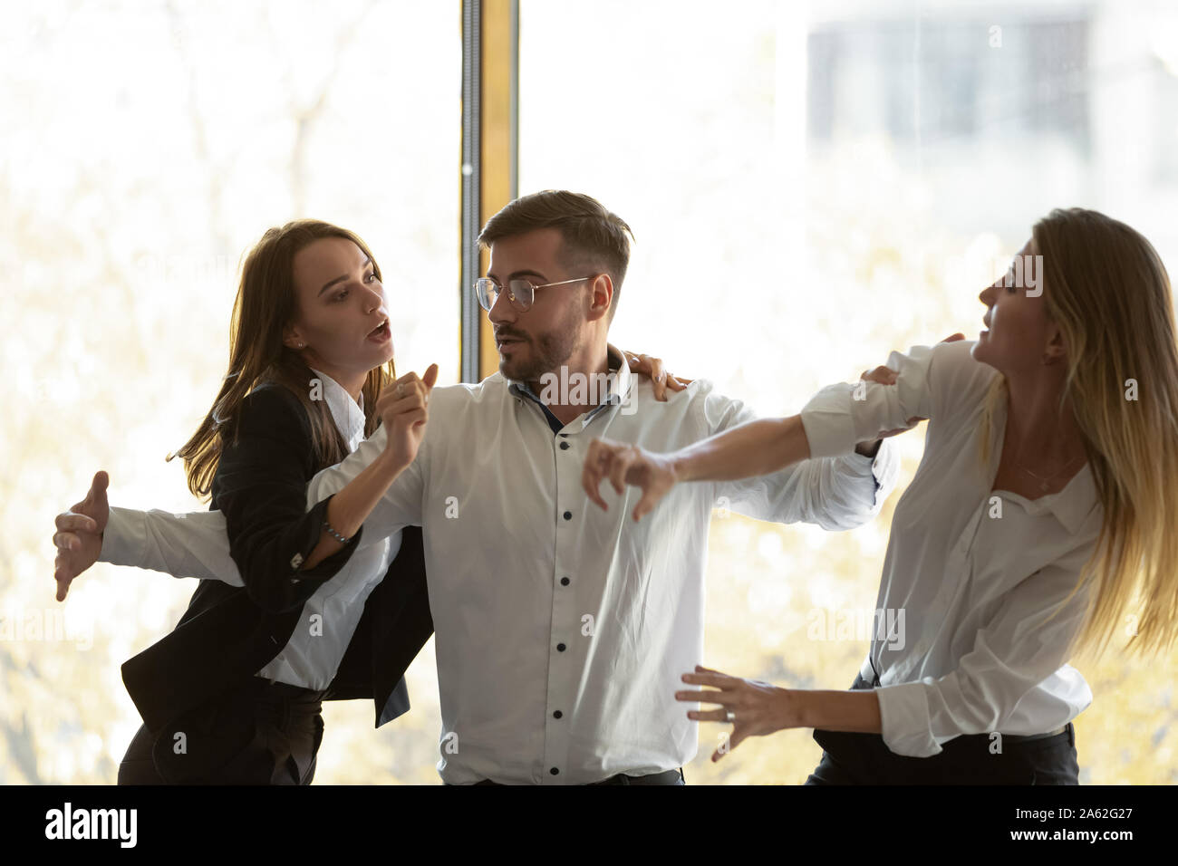 Männlicher Kollege set Apart aggressiven business Frauen kämpfen im Büro Stockfoto