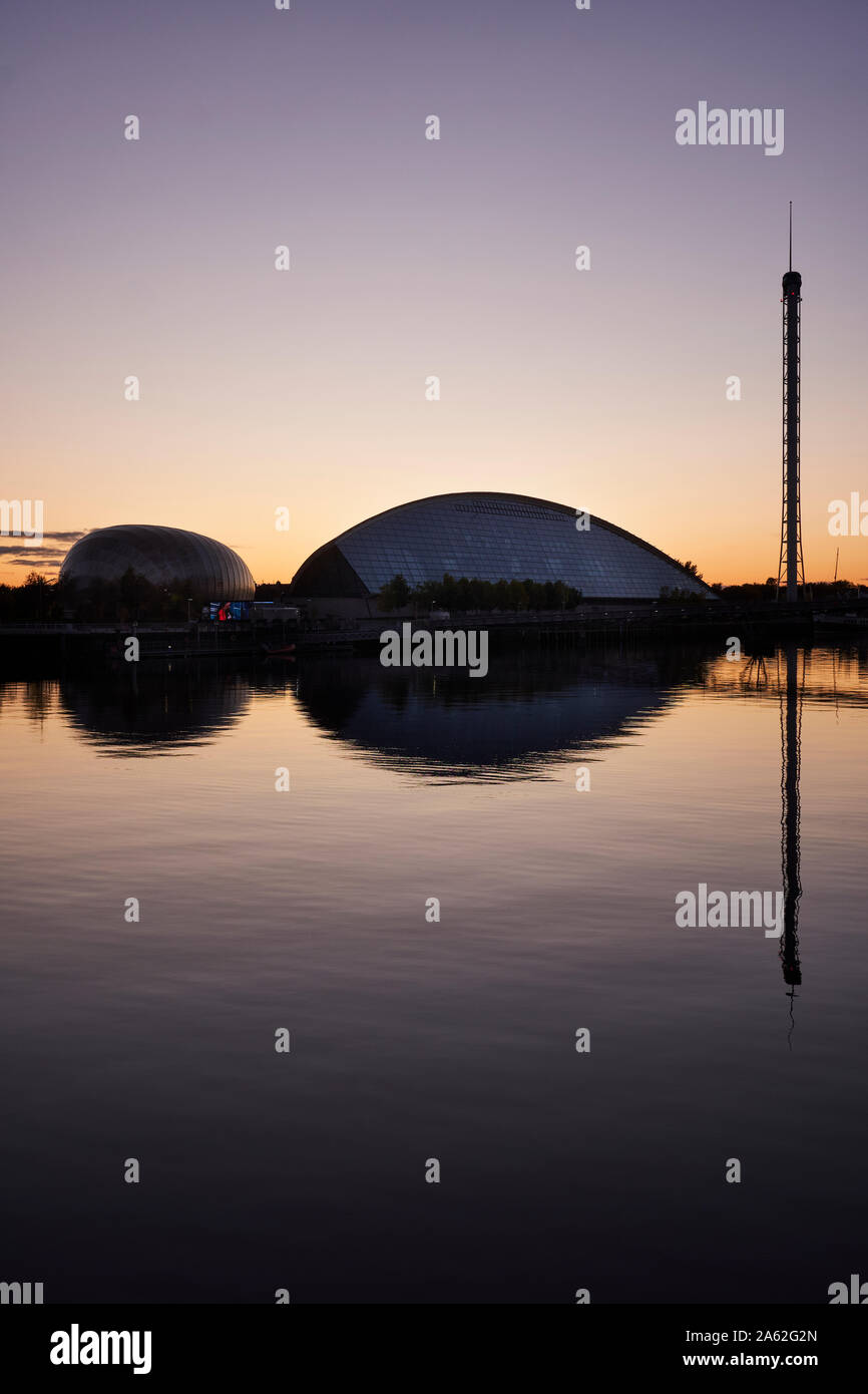 Den Fluss Clyde in Glasgow, in der Nähe von Finnieston, zeigt von links nach rechts: Cineworld, Glasgow Science Centre, Glasgow Tower. Stockfoto