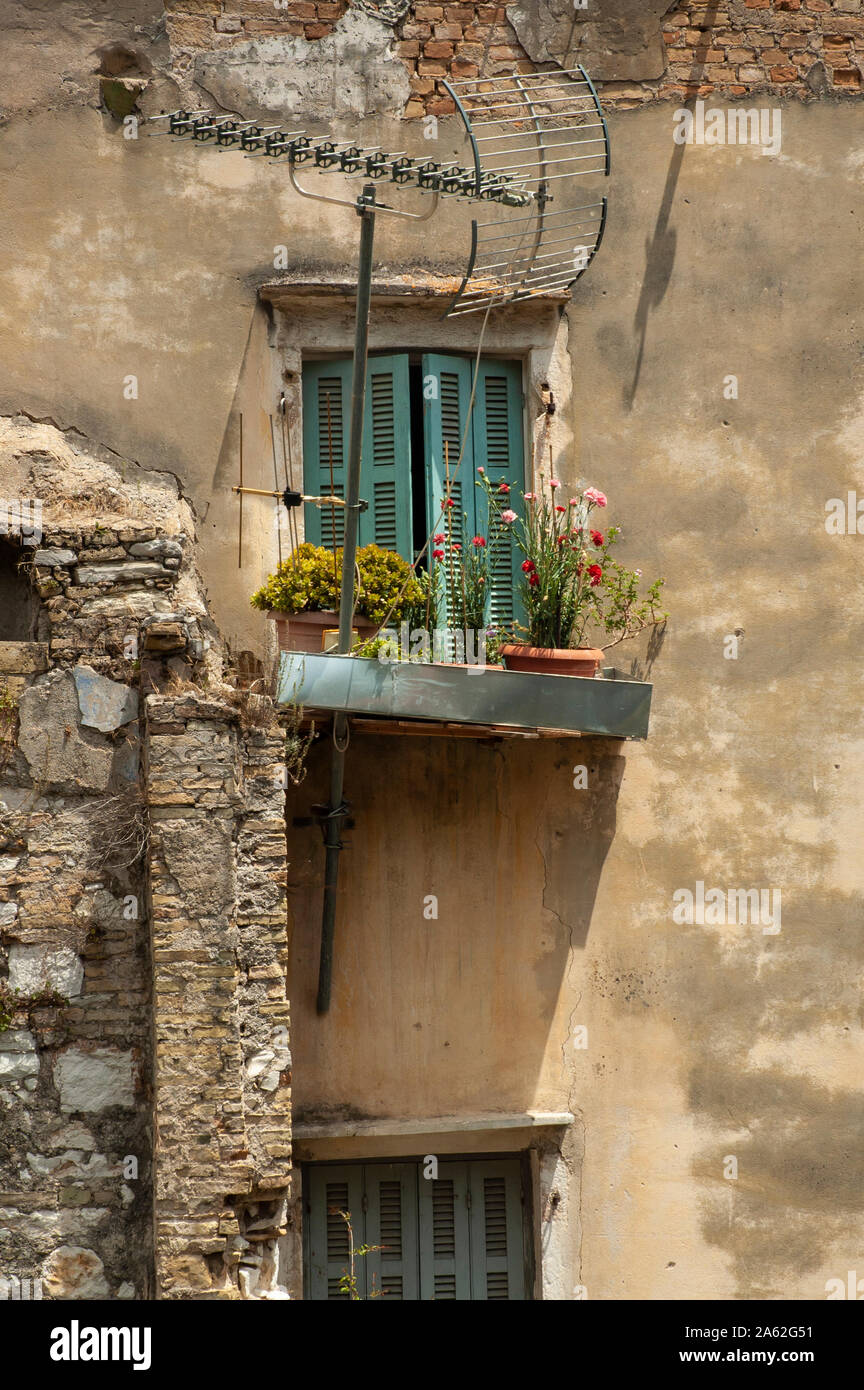 Die alte Methode, die Windows mit alten hölzernen Fensterläden auf der griechischen Insel Korfu. Verbindung von Alt und Neu Stockfoto