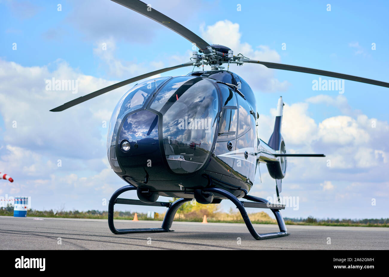 Kleine gewerbliche Helikopter am Flughafen Stockfoto