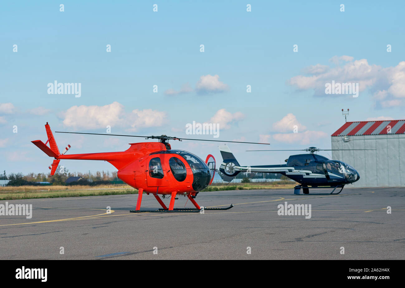 Kleine gewerbliche Helikopter am Flughafen Stockfoto