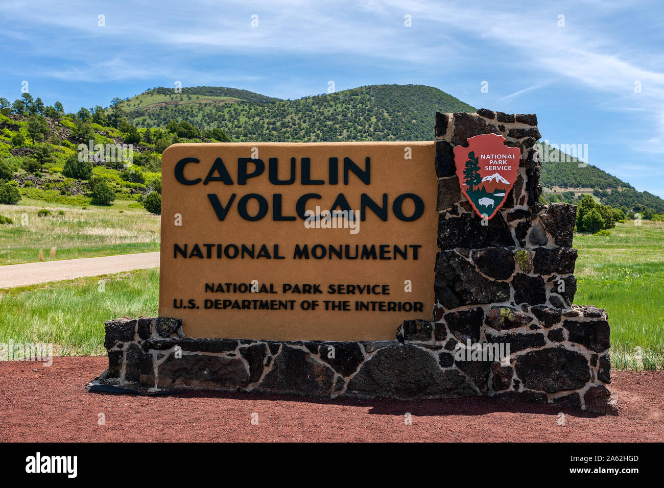 Die Sonne scheint auf dem Vulkankegel des Capulin Volcano National Monument, New Mexico, USA Stockfoto