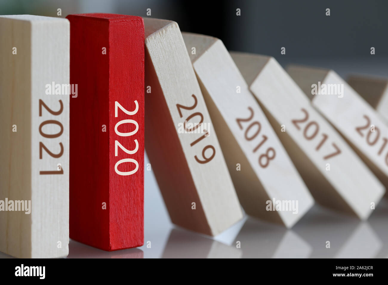 Einzigartige rote Block hält Dominoeffekt Stockfoto