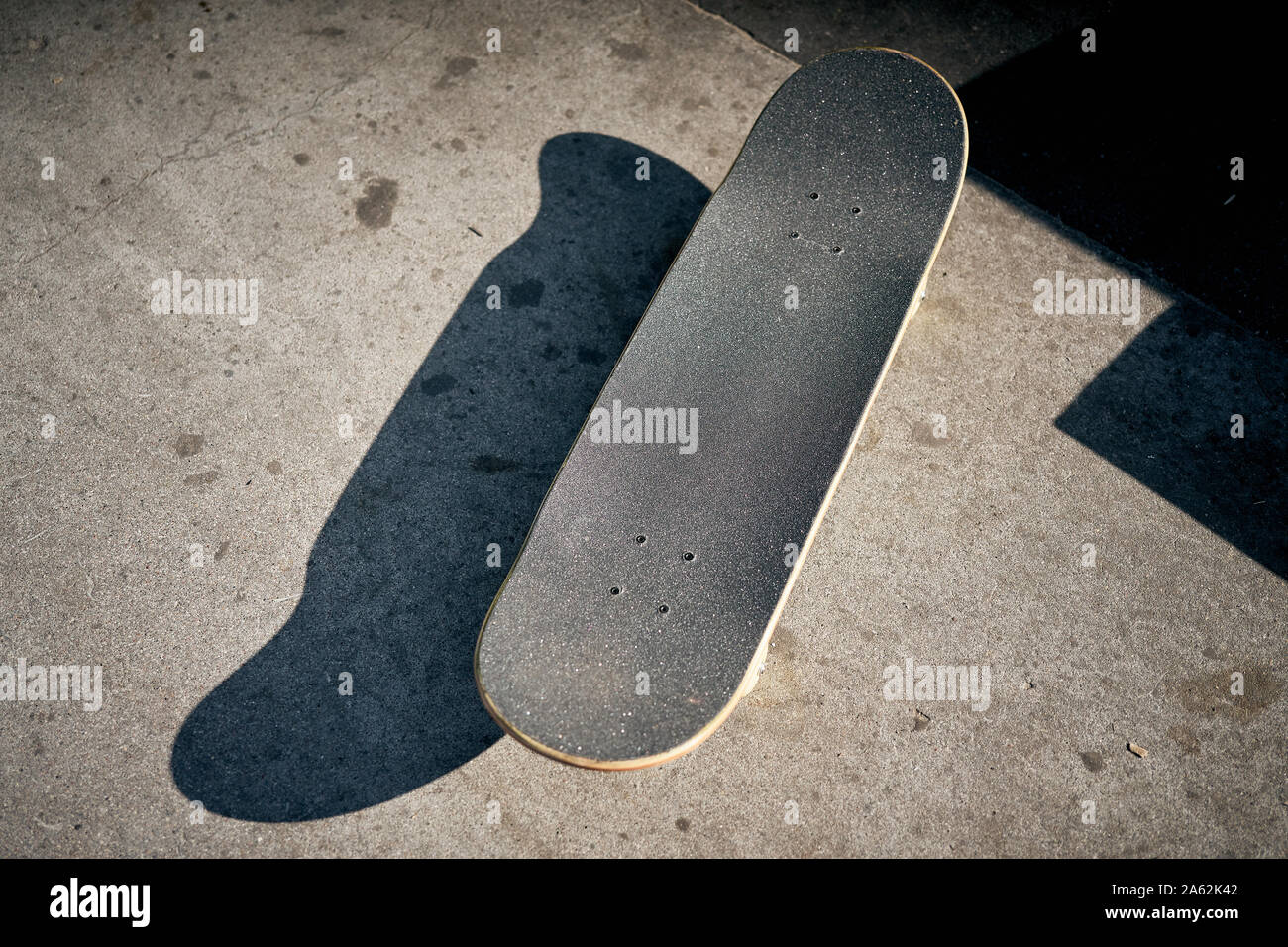 Draufsicht auf das Skateboard in Beton Skatepark auf warmen Tag  Stockfotografie - Alamy