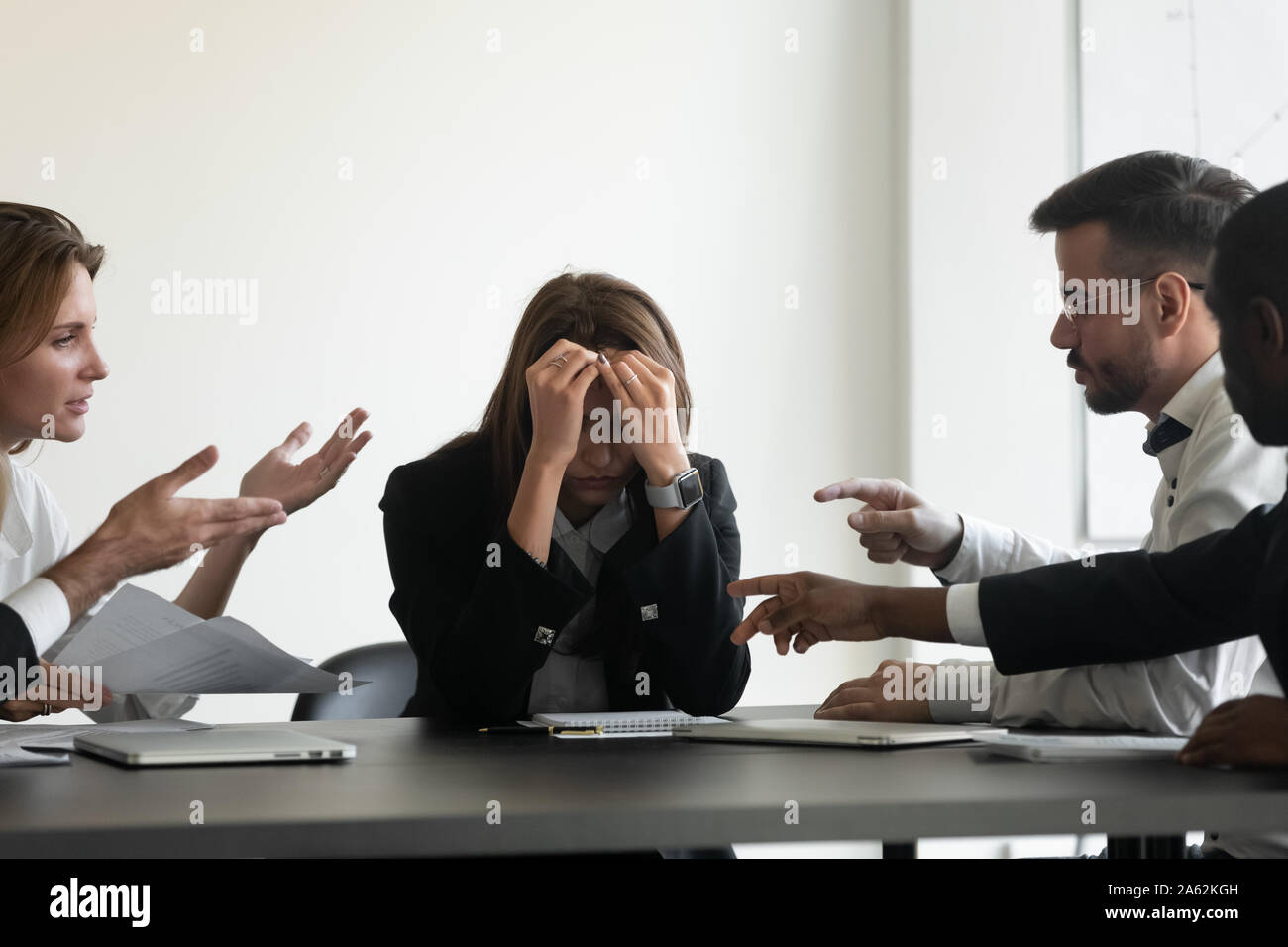 Betonte umgekippt Business woman leiden unter Mobbing Mobbing am Arbeitsplatz Stockfoto