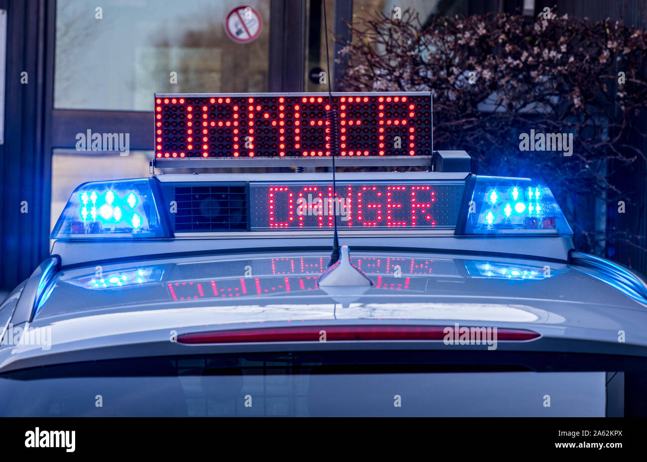 Polizei Streifenwagen der Autobahnpolizei, NRW, ticker Information Board auf eine Gefahrenstelle, in englischer Sprache Stockfoto