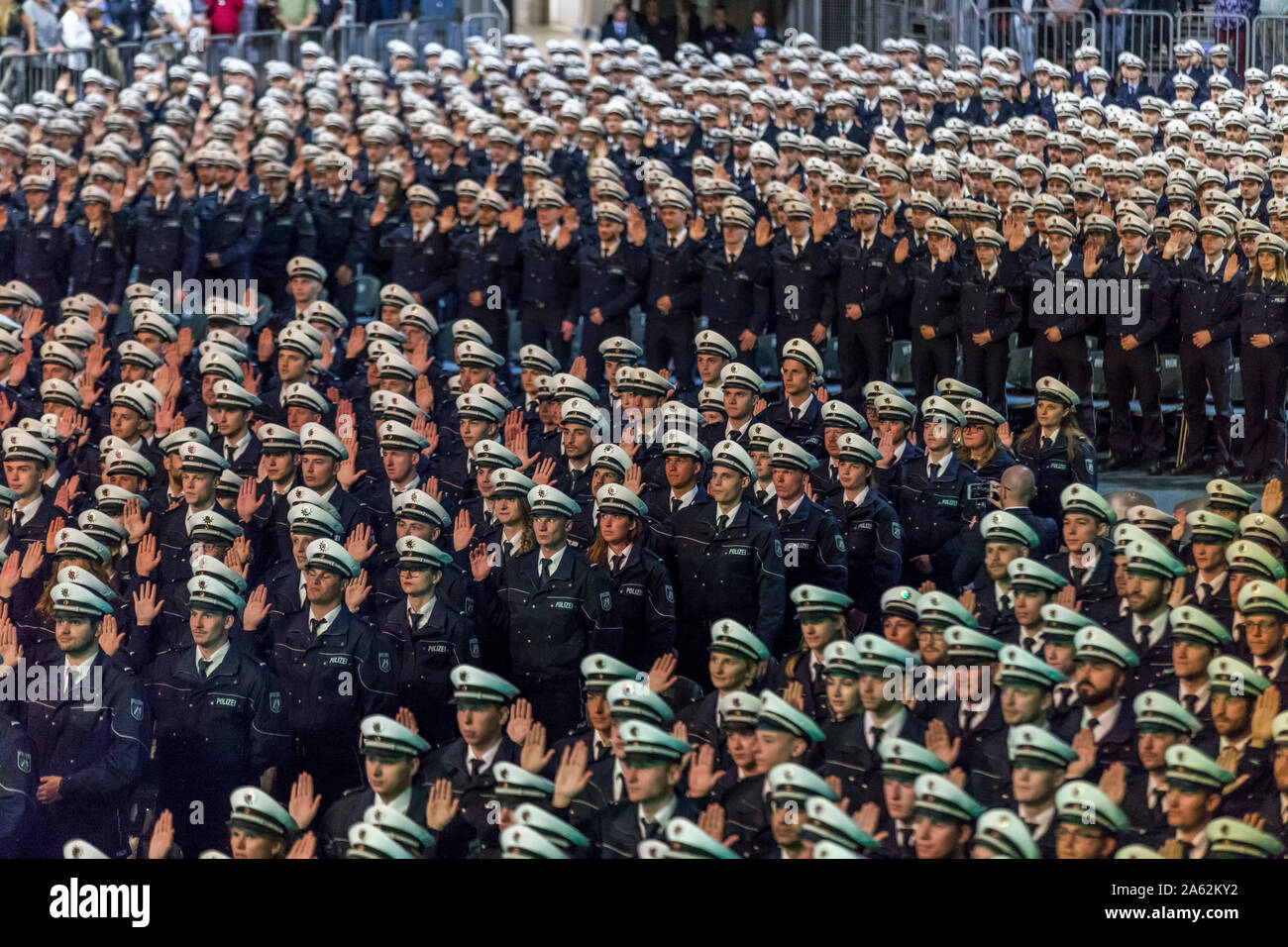 Zentrale Vereidigung von 2300 Kommissar Kandidaten der Polizei NRW, in der Lanxess Arena in Köln, vor mehr als 8000 Zuschauern, Stockfoto