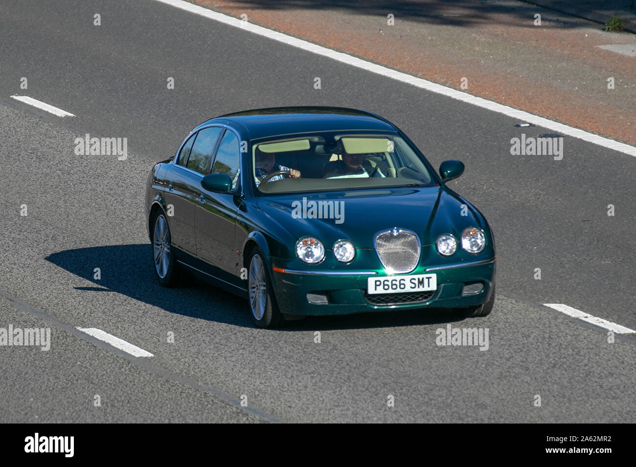 2007 Green British Jaguar S-Type SE TD Auto UK Fahrzeugverkehr, Transport, Gebrauchtwagen, südwärts auf der 3-spurigen Autobahn M6. UK Stockfoto