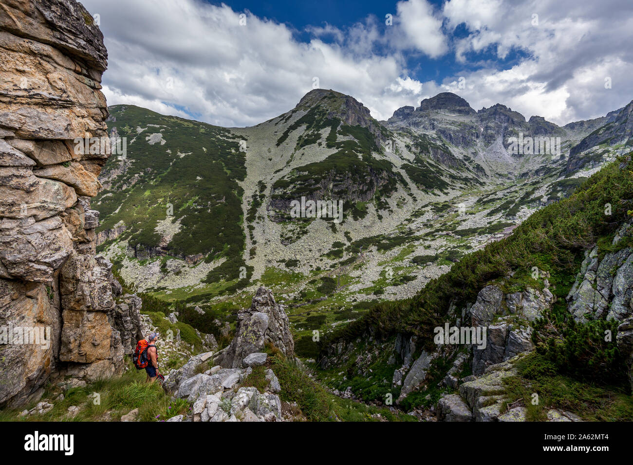 Ein Mann, der an die schöne Landschaft starrt beim Wandern im Rila-gebirge in Bulgarien. Stockfoto