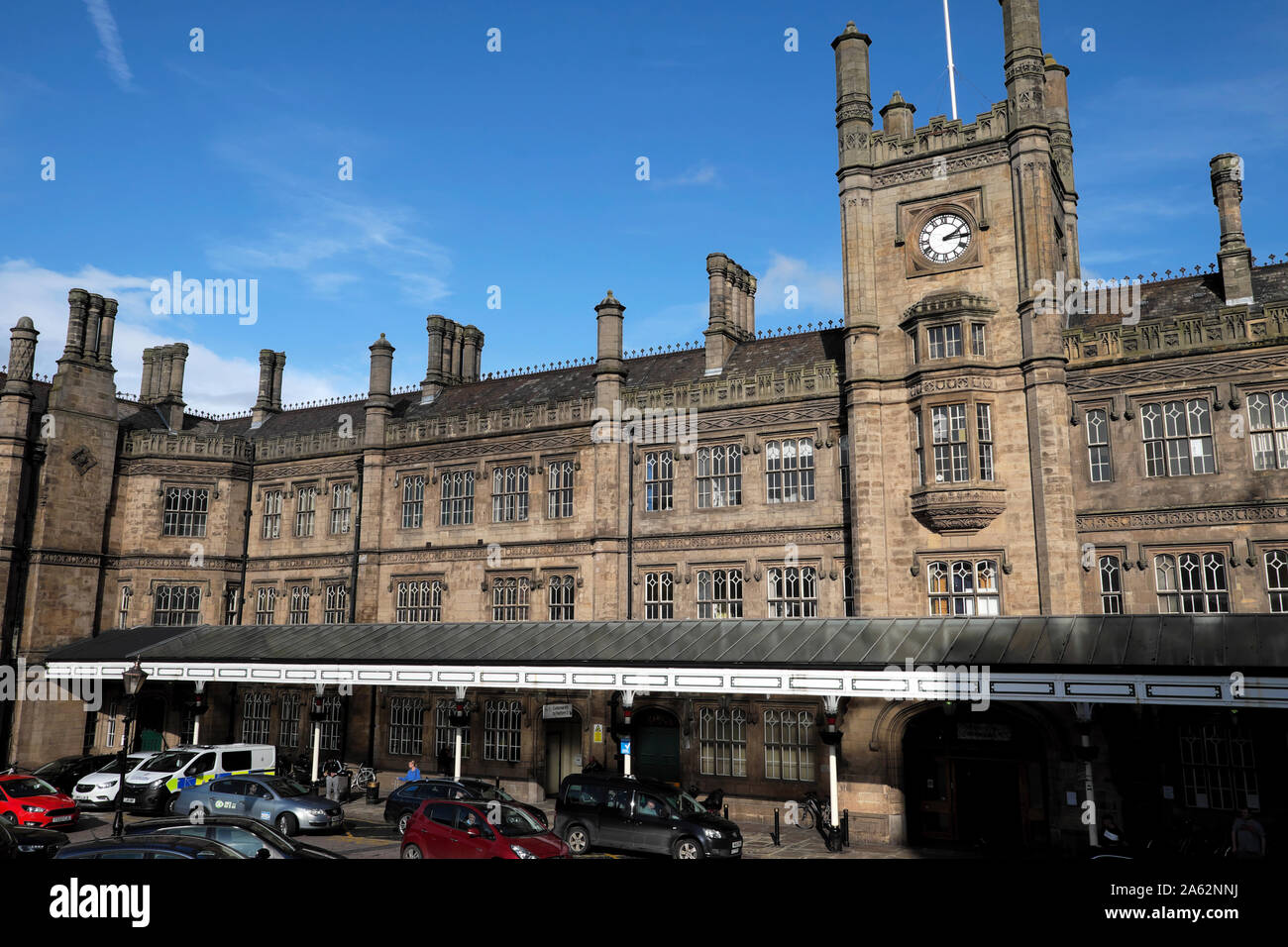 Außenansicht der Fassade vor dem Eingang von Shrewsbury Bahnhof mit Autos und blauer Himmel in Shropshire, England UK KATHY DEWITT Stockfoto