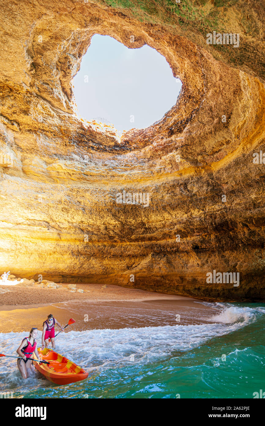 Benagil ist ein kleines Dorf an der Atlantikküste in der Gemeinde Lagoa, Algarve, Benagil Höhlen sind ein beliebter Ort für Urlaub auf dem Meer Stockfoto