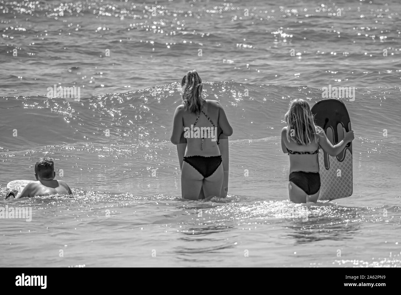 Daytona Beach Florida. Juli 07, 2019 Familie mit Surfbrett mit Wellen. Stockfoto