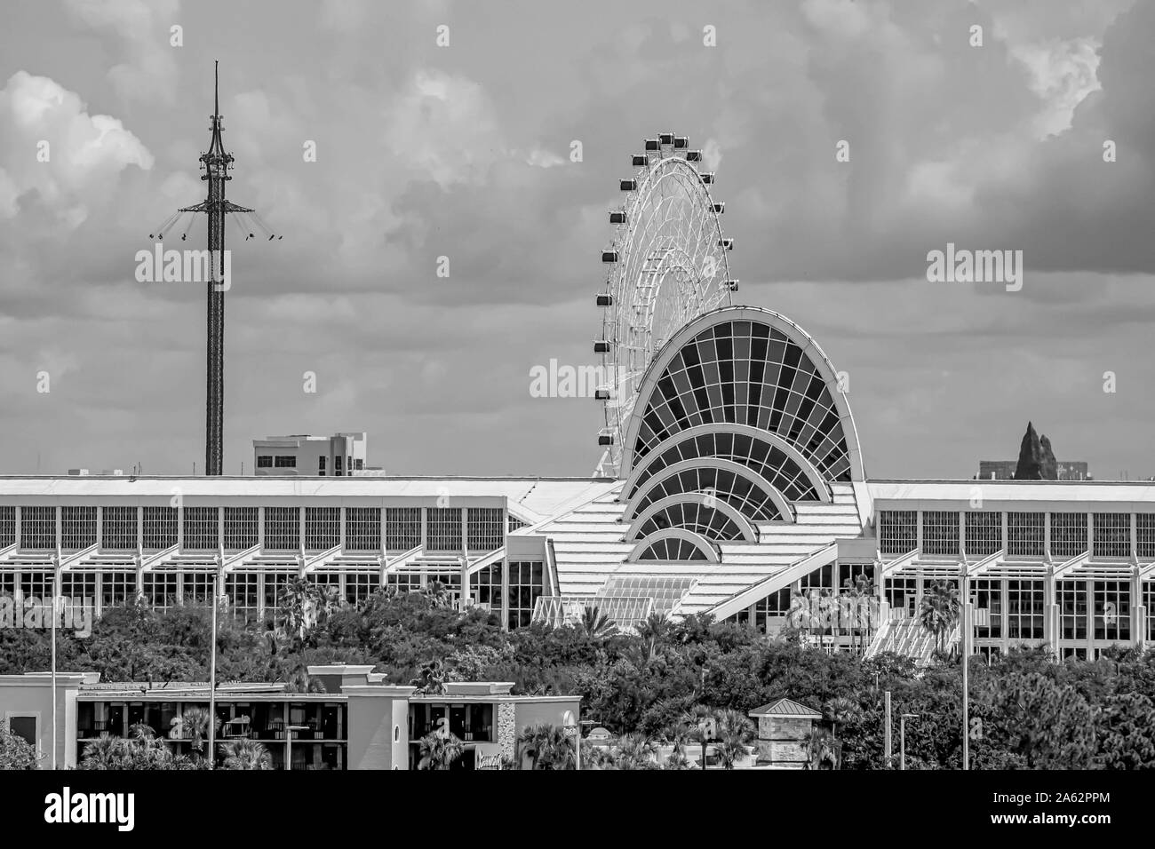 Orlando, Florida. Juli 10, 2019. Panoramablick auf Orlando Convention Center, Sky-Flyer und das große Rad Stockfoto