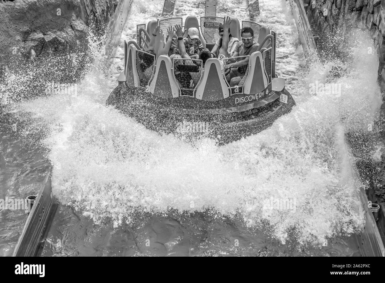 Orlando, Florida. August 28, 2019. Menschen Spaß mit einem Big Splash in der Unendlichkeit fällt bei Seaworld Stockfoto