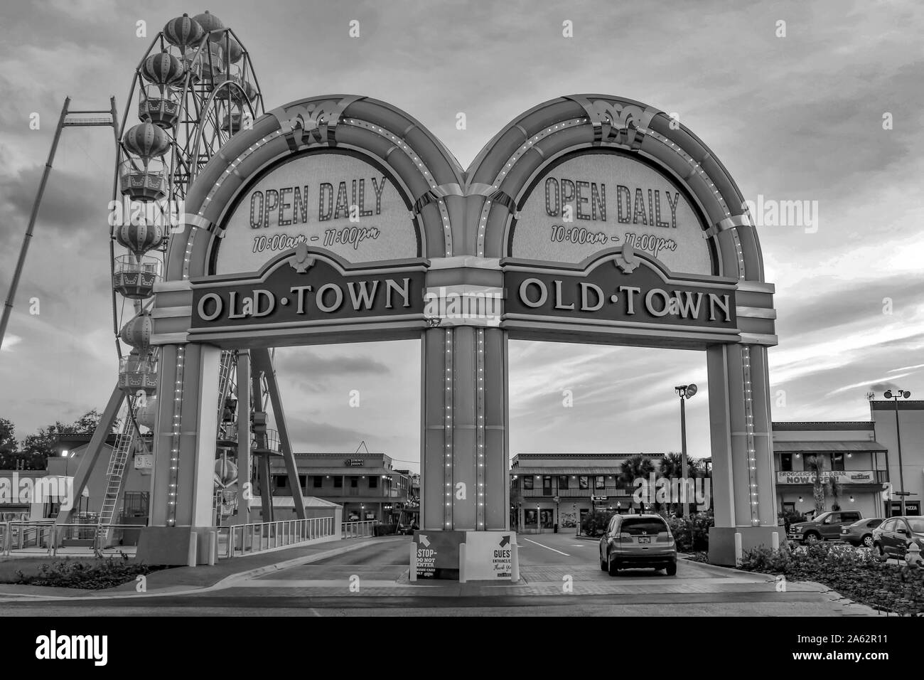 Orlando, Florida. 10. Januar 2019. Ausgeleuchtet Eingangsbögen und bunten Big Wheel in Kissimmee Altstadt in 192 Highway Bereich Stockfoto