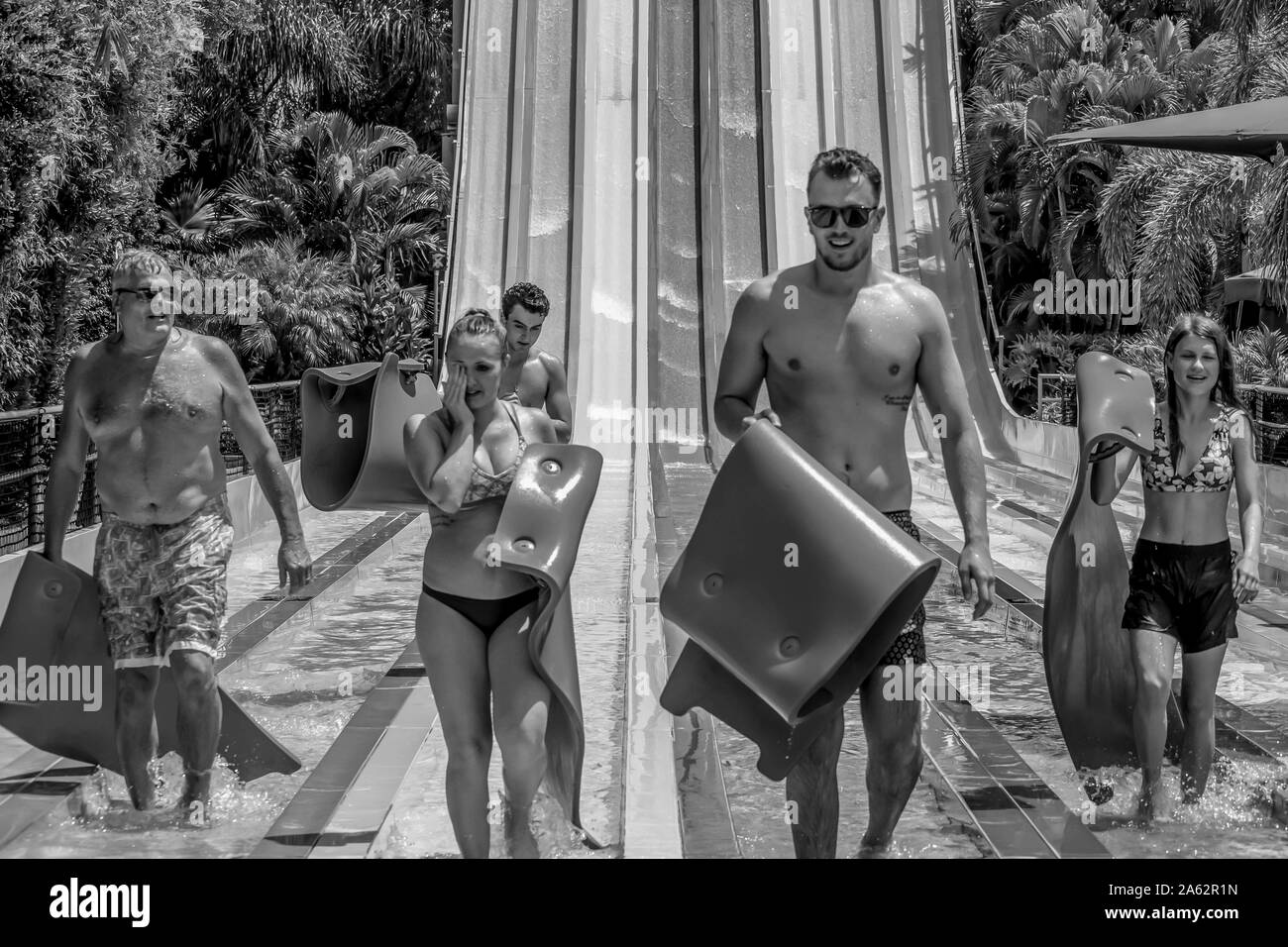 Orlando, Florida. Juli 01, 2019. Familie wandern nach Beendigung der Fahrt in Taumata Racer an Aquatica Stockfoto