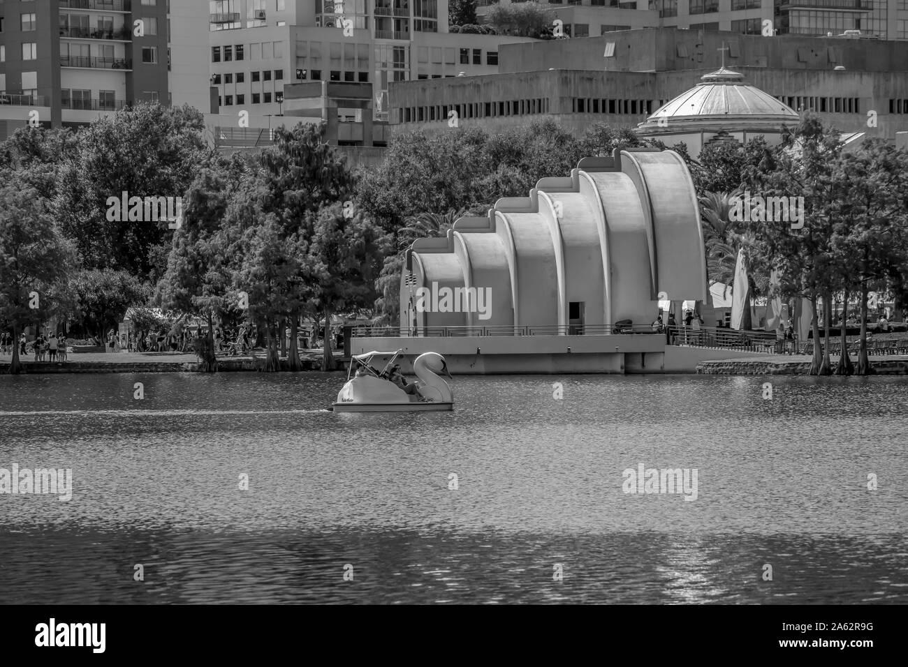 Orlando, Florida. Oktober 12, 2019. Panoramablick von Walt Disney Amphitheater am Lake Eola Park in der Innenstadt Stockfoto