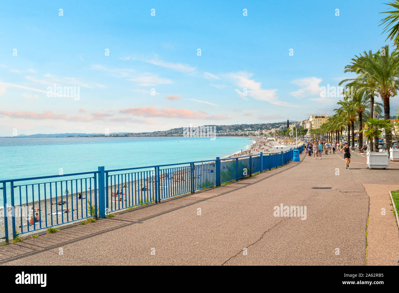 Jogger und Walker Pass das Mittelmeer und den Strand entlang der Promenade des Anglais an der französischen Riviera in Nizza Frankreich Stockfoto