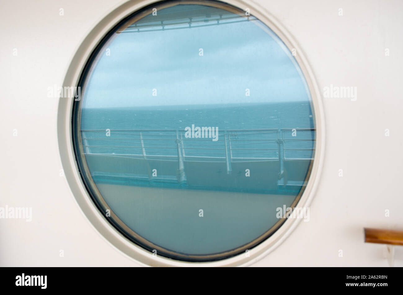 Meer und Himmel reflektieren, runde Fenster auf nautische vessal auf See. Stockfoto